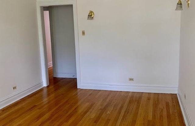 1913 W Larchmont Ave Gallery 3