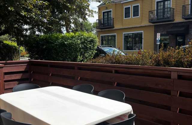 Ideal Duplex on NW Broadway with Parking Gallery 4