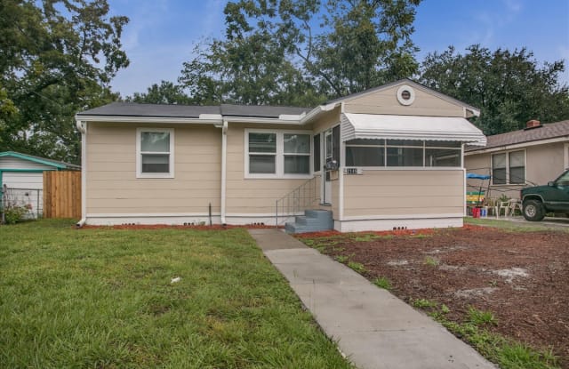 2149 College Circle N. - 2149 North College Circle, Jacksonville, FL 32209
