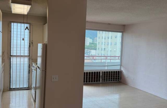 Desirable location - Spacious 1BR/1Ba/1 Prkg Near Ala Moana.  Available Now! Gallery 4