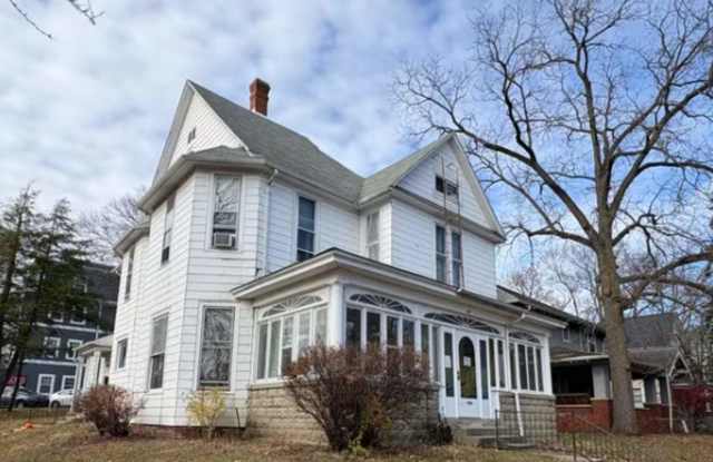 LARGE HOUSE ON CAMPUS! 13 OCCUPANTS photos photos