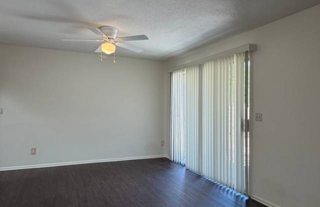 Stylishly Remodeled 2-Bedroom 2 Bath Townhome in Pueblo Villas Gallery 3
