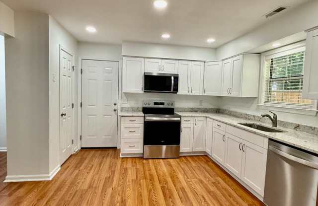 Completely Updated 3bd/2BA Home mins from Dam Neck/Oceana Bases! With Garage!! photos photos
