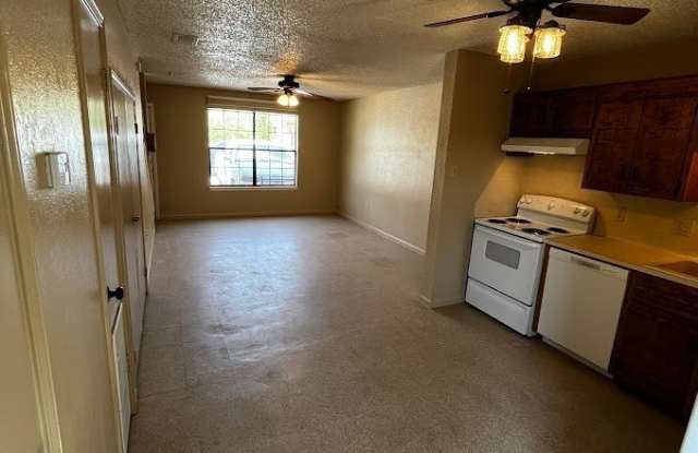 202 N Walnut Gallery 2