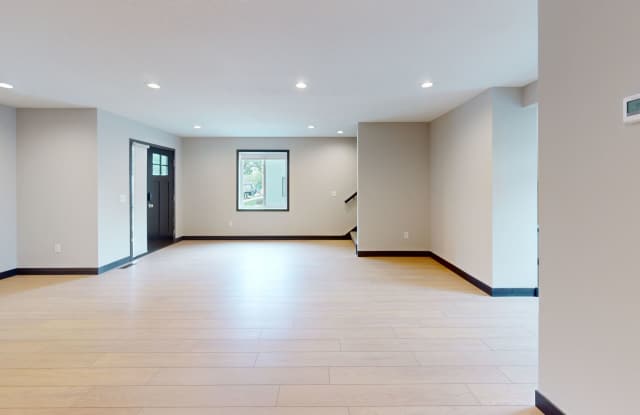 Single-Family House: 8-Beds, 4-Baths Gallery 4