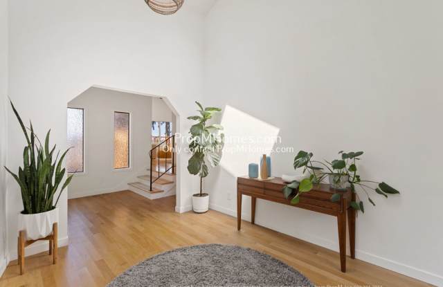 Mid-Century Modern Three Bedroom in Happy Valley! Gallery 4