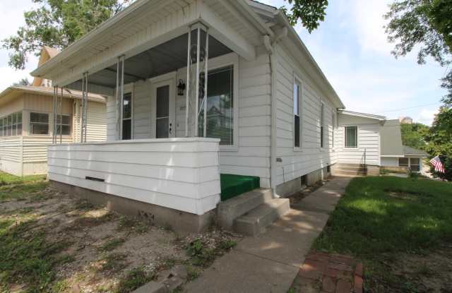 Beauty is on the inside! Outstanding 2-Bedroom with Vaulted Ceilings. So close to Downtown! photos photos