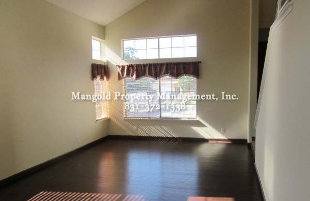 Beautiful Two Story 4 Bed, 3 Bath Home Gallery 4