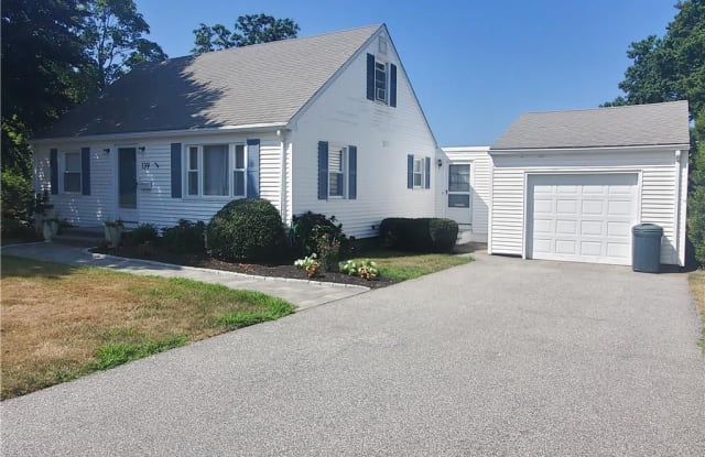 139 Coggeshall Avenue - 139 Coggeshall Avenue, Newport, RI 02840