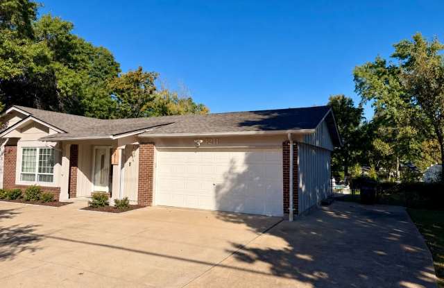 4-Bedroom 2-Bathroom w/ 2 Car Garage ! Gallery 4