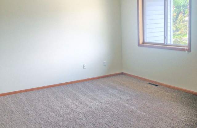 2 bedroom 2.5 bathroom Town Home in Shakopee - 634 Roundhouse Street, Shakopee, MN 55379