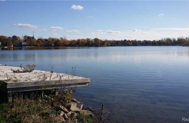 5039 Elizabeth Lake Rd - 5039 Elizabeth Lake Road, Waterford, MI 48327