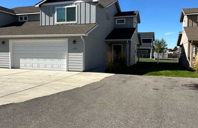 Stunning 4 Bedroom 2.5 Bath Duplex town house with Free Yard Care! photos photos Stunning 4 Bedroom 2.5 Bath Duplex town house with Free Yard Care! photos photos