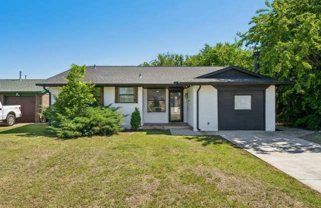 Charming 3 Bedroom Home with Spacious Backyard photos photos