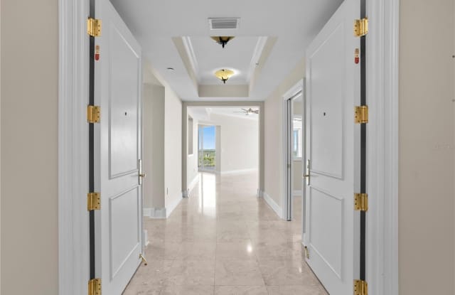 300 BEACH Drive NE Gallery 3