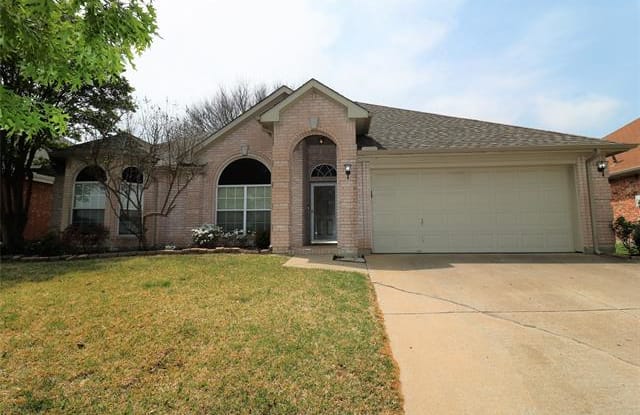 240 E Lynn Creek Drive - 240 East Lynn Creek Drive, Arlington, TX 76002