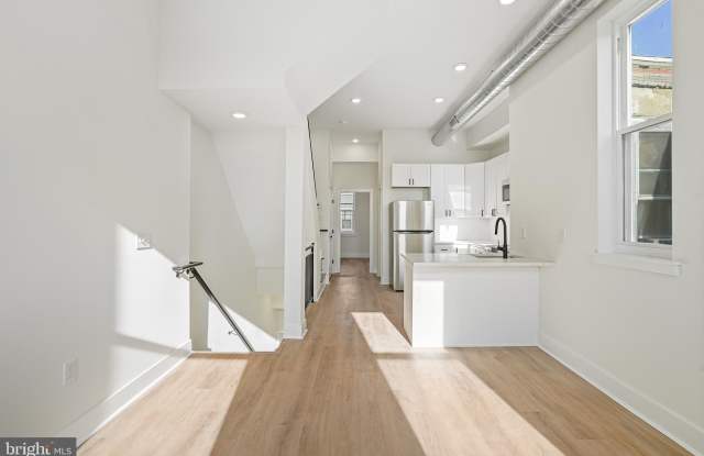 1933 MOORE STREET Gallery 2