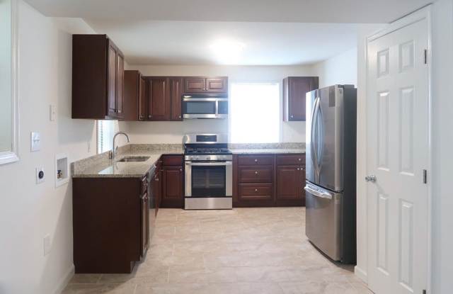Modern Two Bedroom + Den Condo! Minutes to Congress Heights Metro! Gallery 4