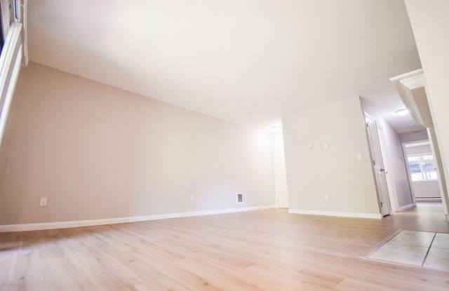 Beautiful condo in Murrayhill Woods, comes with Carport parking spot! Downstairs unit! Gallery 4