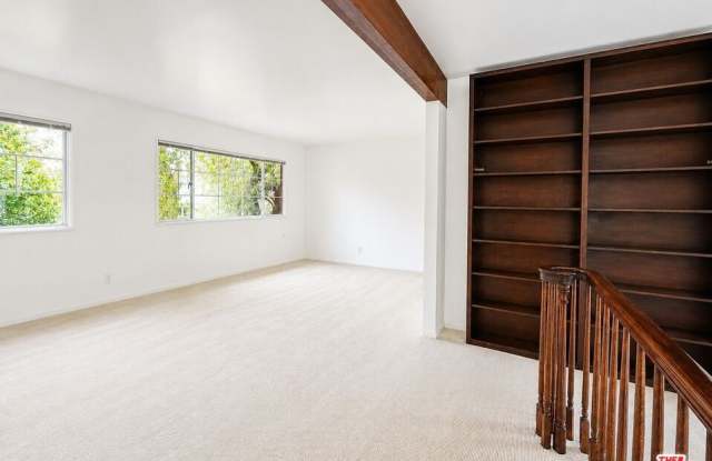 5370 1/2 Village Grn Gallery 4