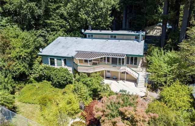 Large Shop Perfect for a home based business, plus 136 feet of waterfront. - 330 East Libby Road, Mason County, WA 98584