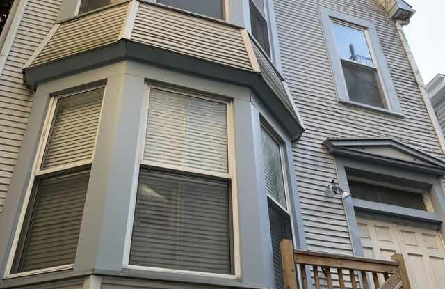 825 West Roscoe Street - 825 West Roscoe Street, Chicago, IL 60657