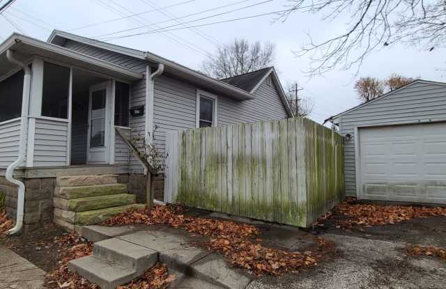 208 Grimes - RIGHT NEXT TO BUS STOP! - 208 East Grimes Lane, Bloomington, IN 47401