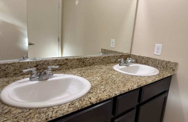 3-Bedroom Townhome in Gated Mesa Verde Gallery 1