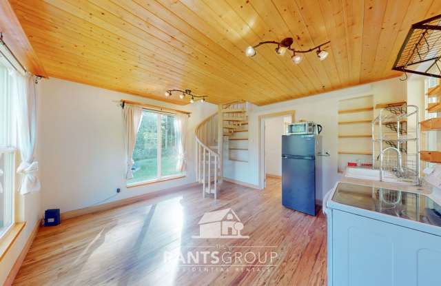 A Cozy Woodland Retreat Just Minutes from Olympia Gallery 3