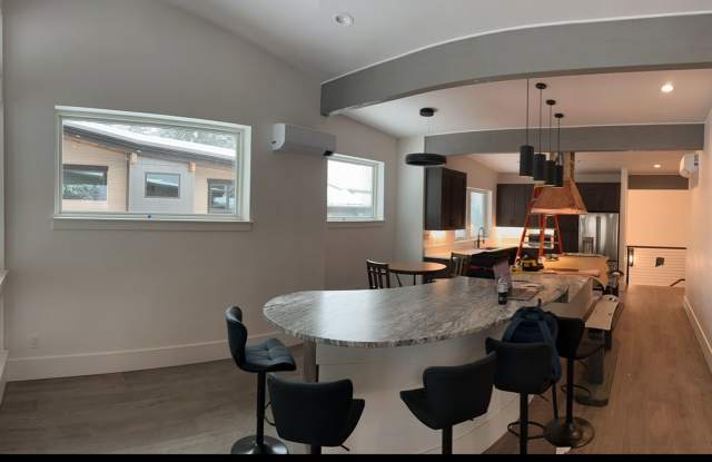 LARGE HIGH END 5 BED CONDO W/ 2 CAR GARAGE photos photos