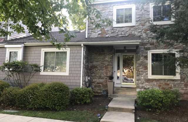 10 LANTERN LANE - 10 Lantern Lane, Chesterbrook, PA 19087