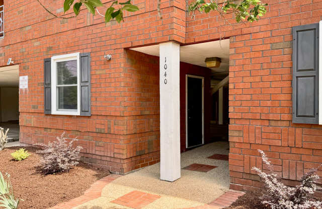 Ready NOW!!!! 2-Bedroom Condo In Ghent! Reserved Parking - Pet Friendly - Some Utilities Inlcuded! photos photos