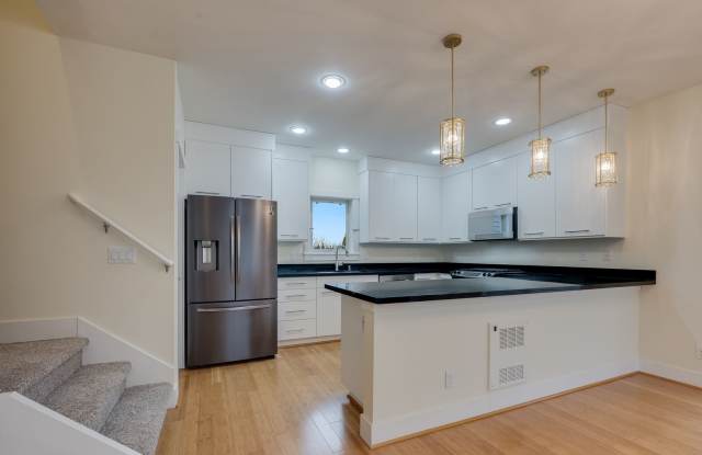 Rare 3 bed Maple Leaf Townhouse Gallery 4