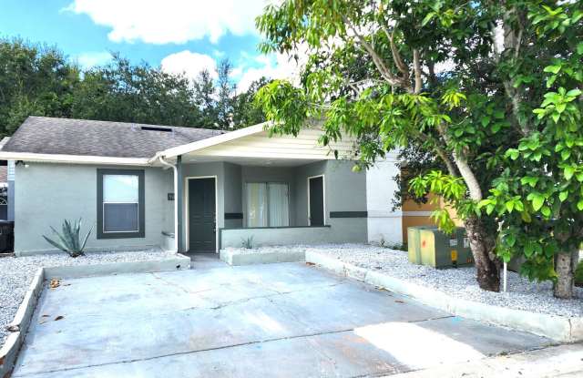 Ground Level Condo; Private Driveway; Corner Unit; Outdoor Space; Quiet Street - 960 Loquat Tree Road, Orlando, FL 32811