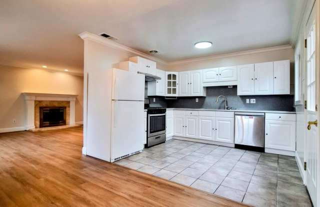 Beautiful Single Story House w/Low Maintenance Yards  In-unit Laundry photos photos
