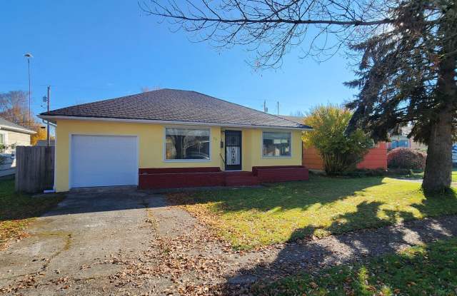 Spacious Two Bedroom Home with a Large Yard and Garage photos photos Spacious Two Bedroom Home with a Large Yard and Garage photos photos
