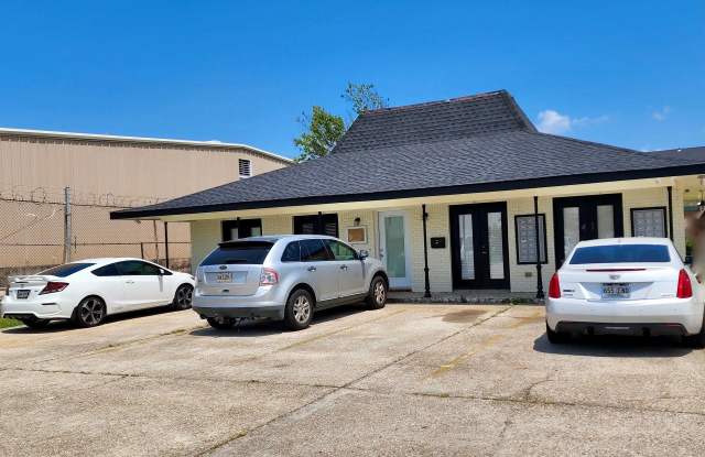 Awesome Location and Beautifully Fully Renovated Townhomes! Gallery 4