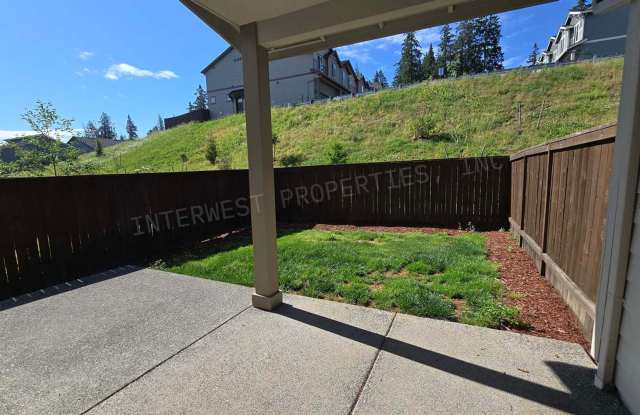 Beautiful Newer Construction 3bd 2.5ba Row House in Ridgefield With 2 Car Garage, Fenced Backyard & Air Conditioning! Gallery 4