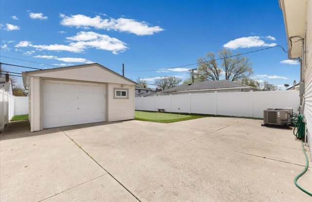 2236 Tyler Avenue Gallery 4