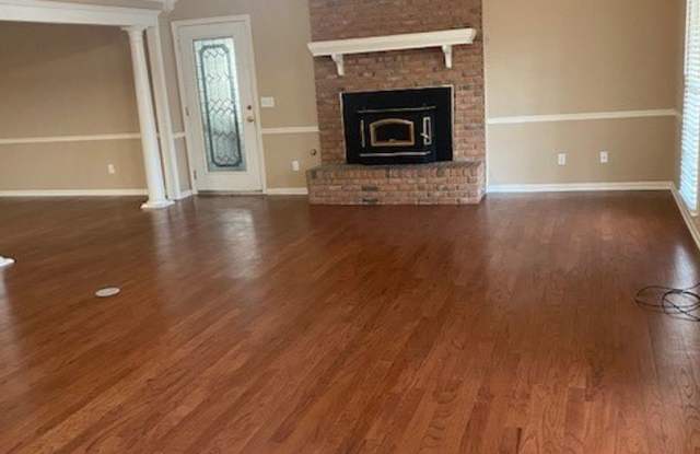 Beautiful 3 Bed 2 Bath Available in June! Gallery 3