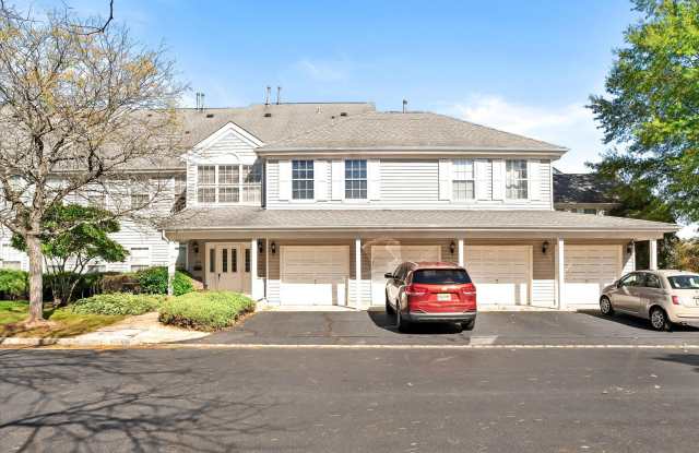 Beautifully maintained first-floor, 2-bedroom, 2-bathroom condo Gallery 1