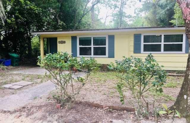 Great 3/2 home convenient to UF Campus - call/text 352-281-7133 - 1323 Northwest 31st Avenue, Gainesville, FL 32605