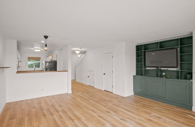 2 Bed/1.5 Townhome in West Linn w/ Garage Gallery 1