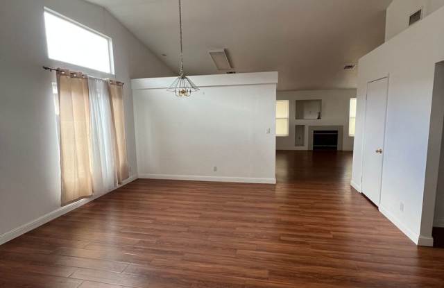 Southwest 3 bedroom with a pool Gallery 4