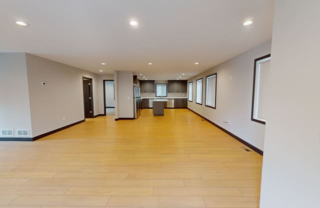 Single-Family House: 8-Beds, 4-Baths Gallery 3