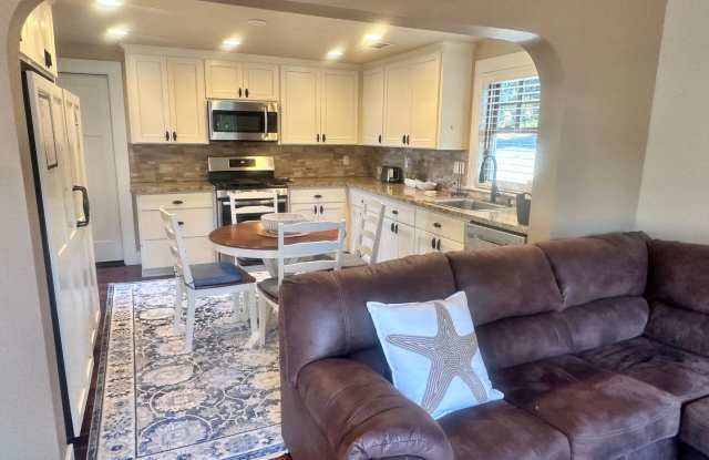 Snow Cottage: 1bd/1ba, Beautiful Full Kitchen, Pets OK $300 Utility fee Gallery 3