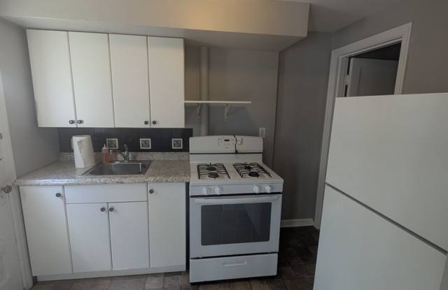 Cozy, Two Bed Available NOW! Gallery 4