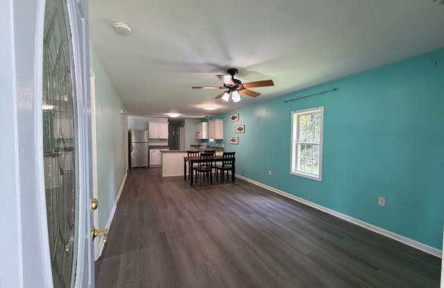 Charming 3 bed, 2 bath home in a great Murrayville location! Gallery 4