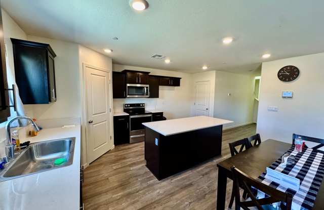 REDUCED!!   Beautiful 4 Bedroom + Den, 2.5 Bath Home Includes All Appliances PLUS SOLAR Gallery 4