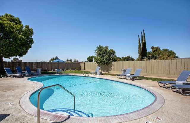 Village Ceres Apartments Gallery 1